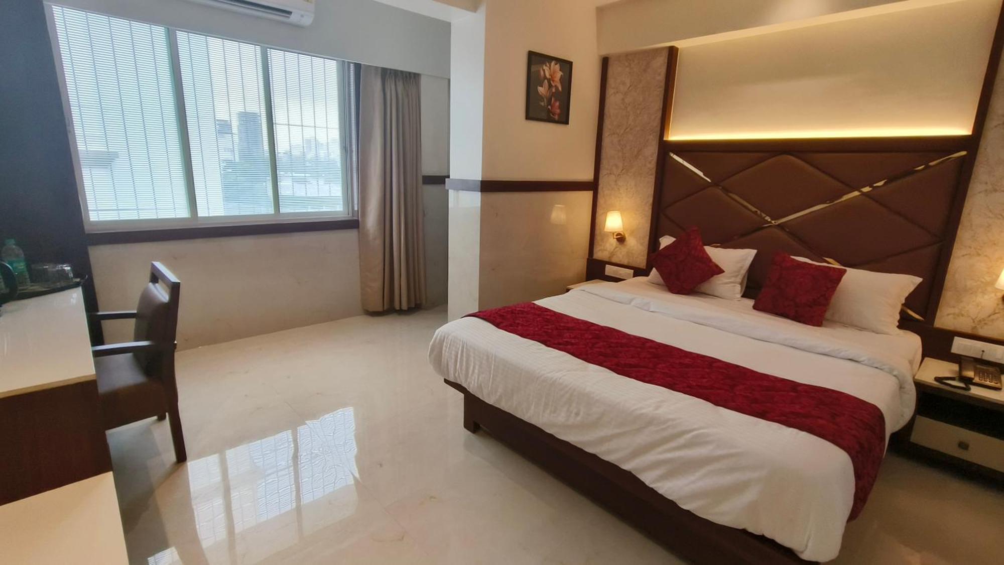 Hotel Prestige Residency Тхане Экстерьер фото