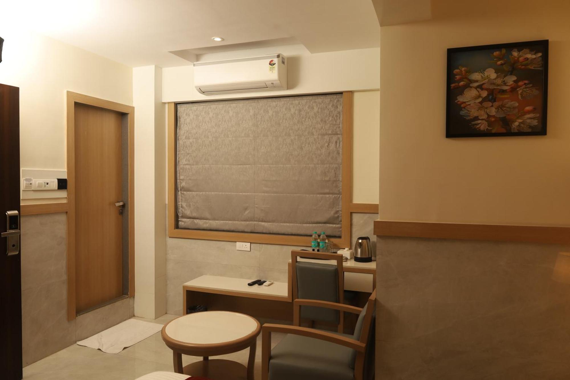 Hotel Prestige Residency Тхане Экстерьер фото